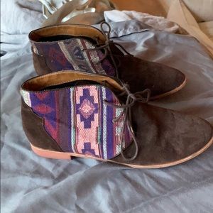 Dolce Vita DV embroidered suede booties size 8.5